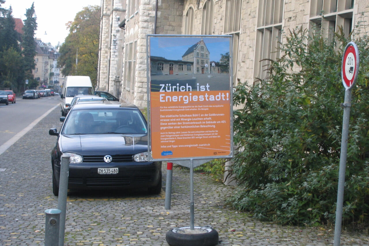 Die Plakatkampagne «Zürich ist Energiestadt» wies vor Ort darauf hin, welche energetischen Massnahmen konkret zu einer Reduktion des Energieverbrauchs und des CO2-Ausstosses beigetragen haben. Im Bild: das Schulhaus Bühl in Zürich-Wiedikon.